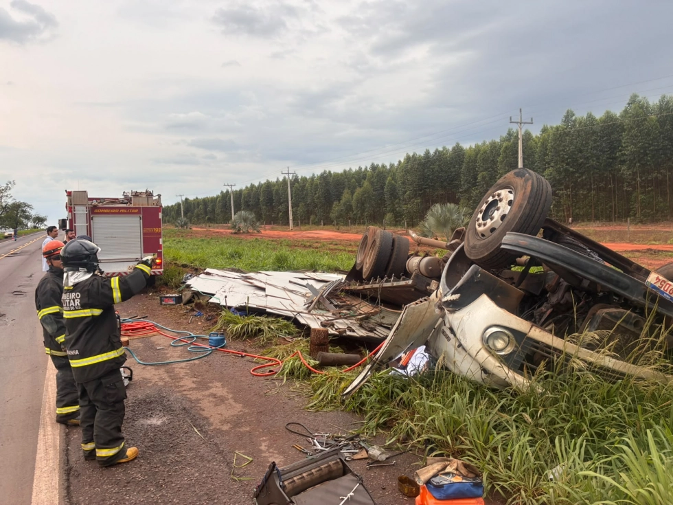 Motorista morreu após caminhão tombar na BR-267, entre Nova Casa Verde e Nova Alvorada do Sul - Foto: Jornal da Nova