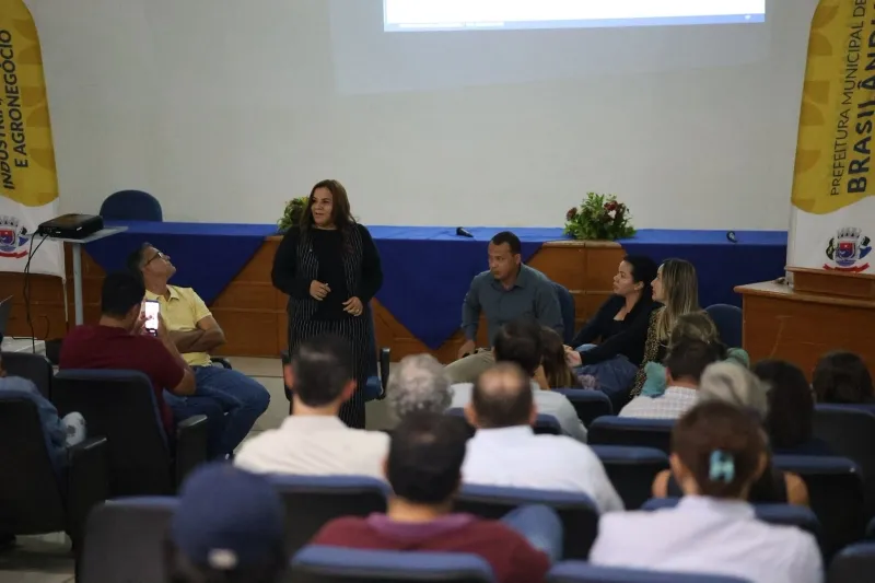 Em reunião com organizadores, feirantes e representantes da comunidade, prefeita Marcia Amaral apresentou dados sobre a queda na arrecadação municipal, destacou investimentos em políticas públicas e reforçou a importância de preservar o equilíbrio finance